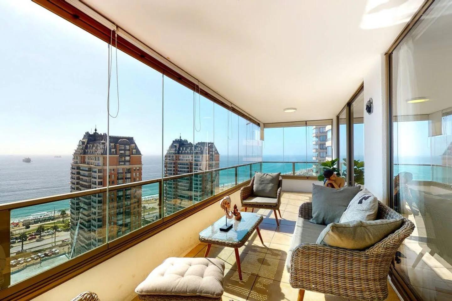 Balcon d'un logement Flatmaters à Viña del Mar, vue sur l'océan